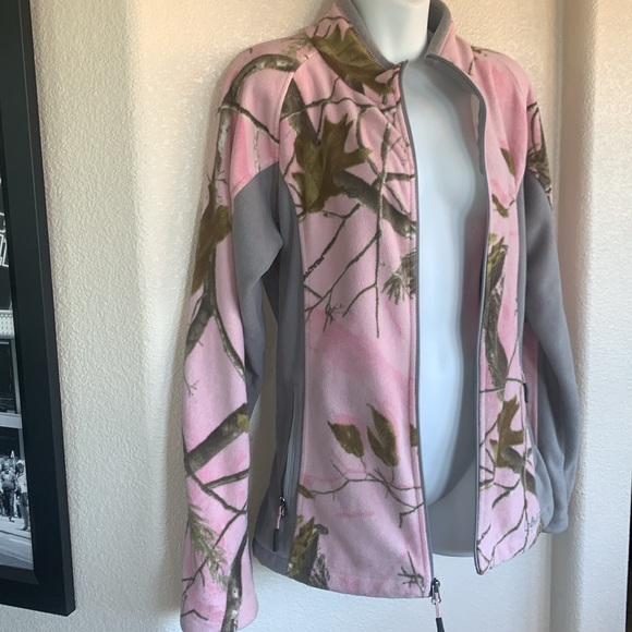 CABELA’S Realtree pink camo fleece jacket, grey trim, Zip front, pockets. M - Picture 3 of 17
